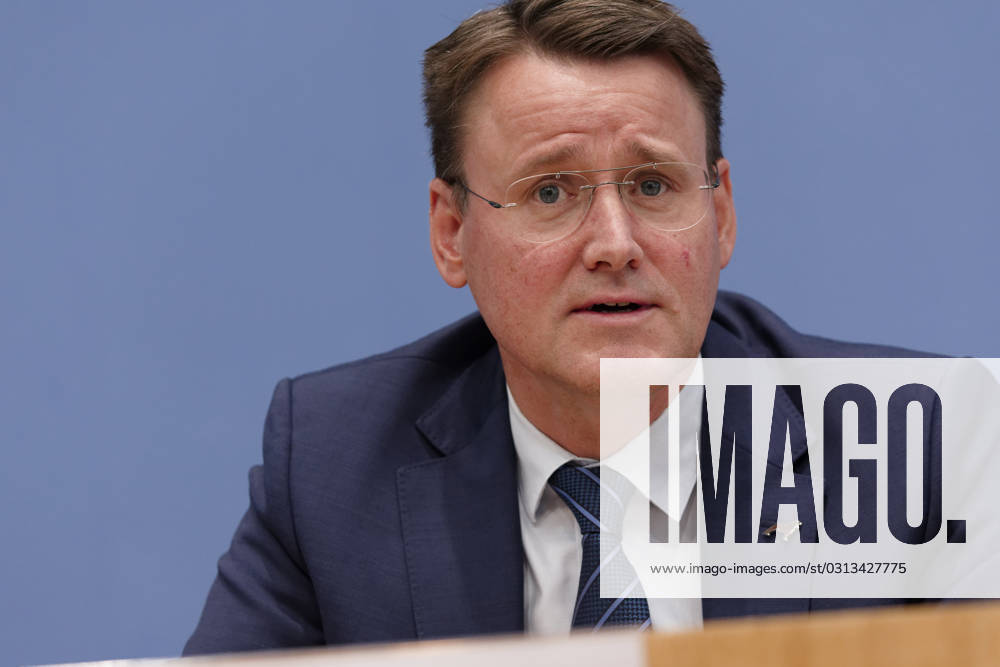 Jahresbericht Bundespolizei 2022 vorgestellt 2023-11-08 - Deutschland, Berlin - Bundespressekonferenz: LKW-Hersteller und Logistikverbände betrachten politische Rahmenbedingungen als Hemmnis für die Klimaneutralität des Güterkraftverkehrs. Im Bild Alexander Vlaskamp, Vorstandsvorsitzender MAN Truck & Bus SE.