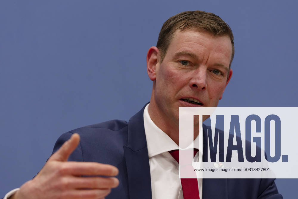 Jahresbericht Bundespolizei 2022 vorgestellt 2023-11-08 - Deutschland, Berlin - Bundespressekonferenz: LKW-Hersteller und Logistikverbände betrachten politische Rahmenbedingungen als Hemmnis für die Klimaneutralität des Güterkraftverkehrs. Im Bild Prof. Dr. Dirk Engelhardt, Vorstandssprecher Bundesverband Güterkraftverkehr, Logistik und Entsorgung (BGL) e.V.