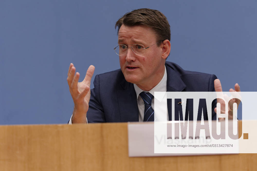 Jahresbericht Bundespolizei 2022 vorgestellt 2023-11-08 - Deutschland, Berlin - Bundespressekonferenz: LKW-Hersteller und Logistikverbände betrachten politische Rahmenbedingungen als Hemmnis für die Klimaneutralität des Güterkraftverkehrs. Im Bild Alexander Vlaskamp, Vorstandsvorsitzender MAN Truck & Bus SE.