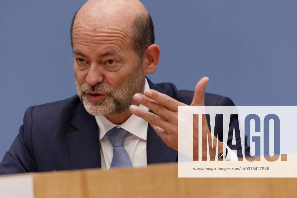 Jahresbericht Bundespolizei 2022 vorgestellt 2023-11-08 - Deutschland, Berlin - Bundespressekonferenz: LKW-Hersteller und Logistikverbände betrachten politische Rahmenbedingungen als Hemmnis für die Klimaneutralität des Güterkraftverkehrs. Im Bild Dr. Manfred Schuckert, Vorstandsvorsitzender Daimler Truck Holding AG.