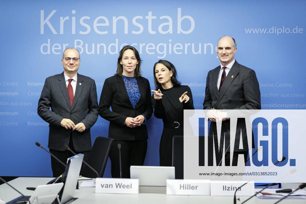 Scenario Discussion mit (L-R) Igli Hasani, Aussenminister von Albanien, Hanke Bruins Slot, Aussenministerin der Niederlande, Annalena Baerbock, Bundesaussenministerin, und Leo Docherty, Staatsminister fuer Europa und Nordamerika des Vereinigten Koenigreichs, nach der Eroeffnung der NATO Cyberkonferenz im Krisenstab des Auswaertigen Amts in Berlin, 09.11.2023. Berlin Deutschland