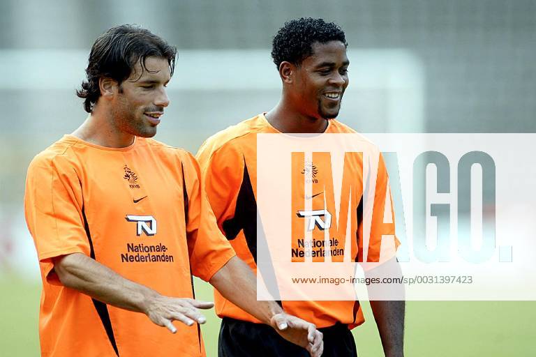 Seizoen 2003 2004 , brussel , 19-08-2003 , training van het nederlands elftal aan de vooravond van de oefeninterland belgie-nederland. van nistelrooij nistelrooy en kluivert training in heizelstadion