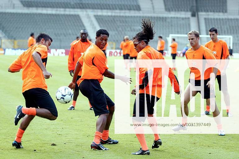 Seizoen 2003 2004 , brussel , 19-08-2003 , training van het nederlands elftal aan de vooravond van de oefeninterland belgie-nederland. rondootje met o.a. van bronckhorst , kluivert, davids training in heizelstadion