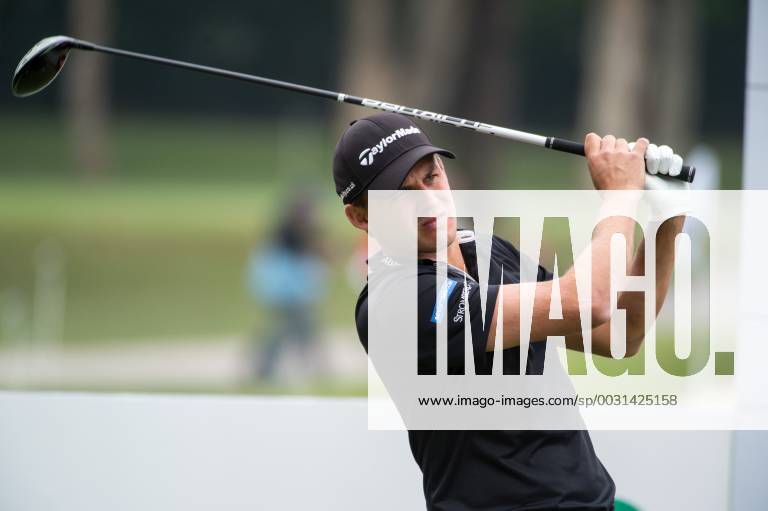 Hong Kong, Hong Kong SAR, CHINA - HONG KONG SAR,CHINA: November 25,2017. Day 3 of the UBS Hong Kong Open Golf at Hong Kong Golf Club Fanling. Englands Chris HANSON sits at 6 under after the 3rd rounds play. Hanson tees off at the 14th Day 3 of the UBS Hong Kong Open Golf - ZUMAr144 20171125_zap_r144_014
