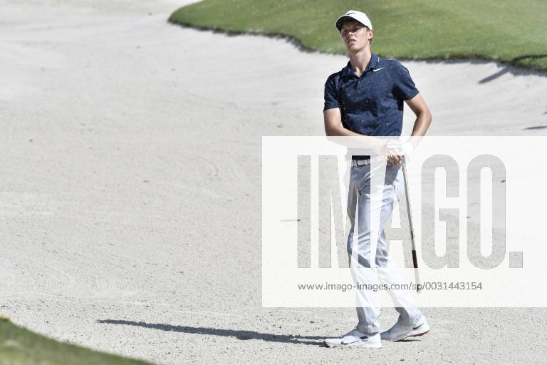 26th November 2017, The Australian Golf Club, Sydney, Australia; Emirates Australian Open Golf, final round; Winner Cameron Davis (AUS) watches his bunker shot ActionPlus11956396