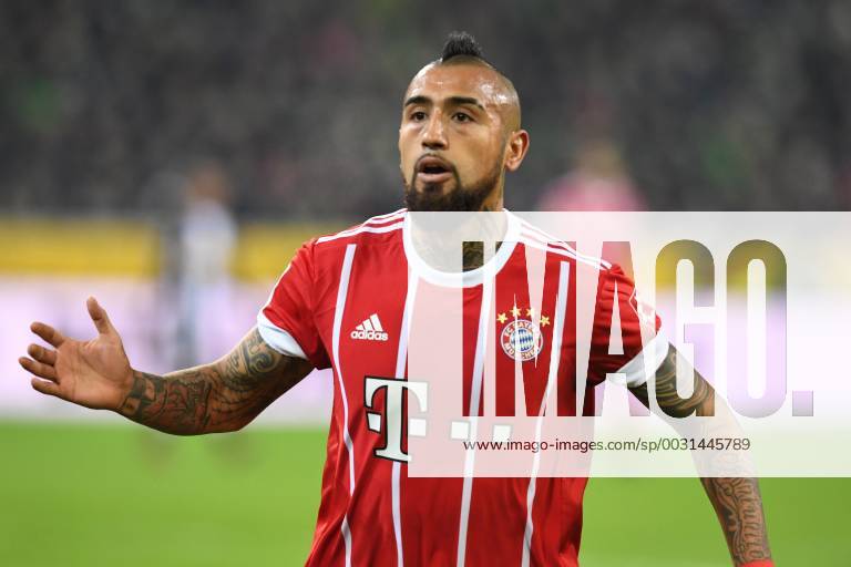 Fussball, 1.BL Saison 2017 2018, Spieltag 13, Borussia Mönchengladbach vs FC Bayern München, 25.11.2017, Stadion im Borussia Park, Mönchengladbach, Arturo Vidal FC Bayern München , Aktion, Einzelbild,