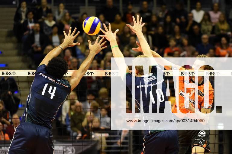 - SPORT Volleyball, Herren, Saison 2017 18, 1. Bundesliga, 6, Spieltag, BR Volleys - Alpenvolleys Haching, Douglas Duarte Souza Da Silva (Nr. 14, Alpenvolleys Haching), Rudy Pieter Verhoeff (Nr. 10, Alpenvolleys Haching), Robert Kromm (Nr. 3, Berlin Recycling Volleys), 29.11.17,