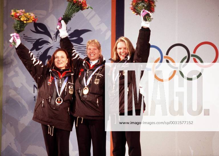 Katja Seizinger Ski Alpin. Olympia 1998 in Nagano 08.02.1998. Goldmedaille in Abfahrt, Kombination und Bronzemedaille im RSL. Siegerehrung Kombination Gold Katja Seizinger (MItte), Silber Martina Ertl (links), Bronze Hilde Gerg (rechts). Siegerehrung. , Nagano Japan