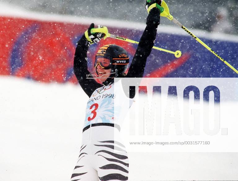 Katja Seizinger Ski Alpin. Olympia 1998 in Nagano 08.02.1998. Goldmedaille in Abfahrt, Kombination und Bronzemedaille im RSL. Portrait Jubel , Nagano Japan