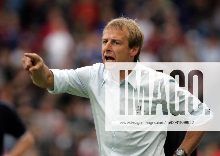Bundestrainer Jürgen Klinsmann feuert seine Mannschaft an - aufgenommen beim Länderspiel Deutschland - Luxemburg in Freiburg am 26.05.2006 , Freiburg Deutschland