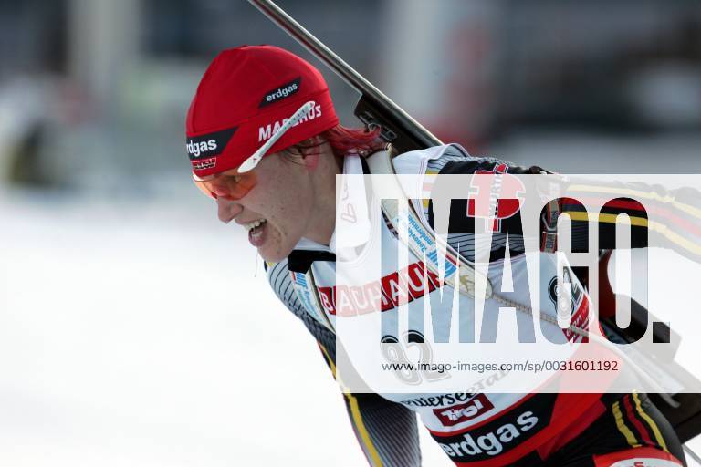 Kati Wilhelm - Aktion - aufgenommen beim Biathlon Weltcup der Damen in Hochfilzen in Österreich am 13.12.2006 , Hochfilzen Österreich