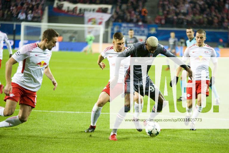 Fußball-Champions-League 2017 2018, Gruppenphase, 6. Spieltag RB Leipzig - Besiktas Istanbul (06.12.2017) Zweikampf um den Ball zwischen Talisca (Istanbul 94) und Willi Orban (RBL). Stefan Ilsanker (li.) greift nicht ein. Leipzig Sachsen Deutschland