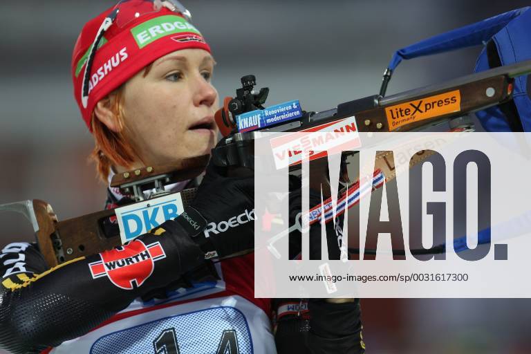 Kati Wilhelm mit Gewehr aufgenommen beim Biathlon Weltcup in Östersund am 6.12.2009, Östersund Schweden