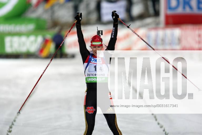 Kati Wilhelm Aktion Jubel im Ziel aufgenommen beim Biathlon Weltcup in Östersund am 6.12.2009, Östersund Schweden