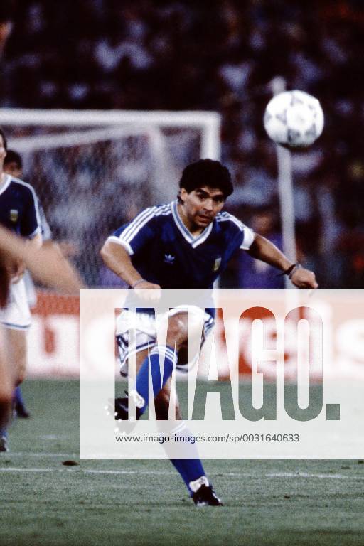 Fussball Weltmeisterschaft 1990 in Italien Endspiel Deutschland - Argentinien 1 : 0 Diego Maradona schiesst, Rom Italien