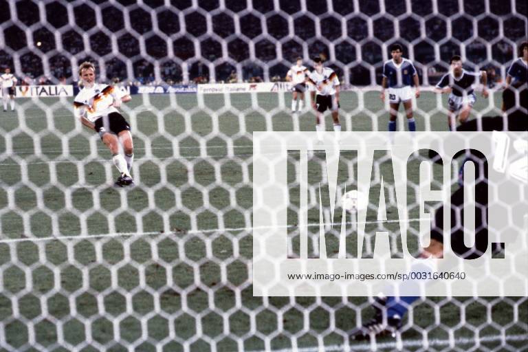 Fussball Weltmeisterschaft 1990 in Italien Endspiel Deutschland - Argentinien 1 : 0 Elfmeter f?r Deutschland - Andreas Brehme erzielt das 1 : 0 f?r Deutschland - im Tor Sergio Goycochea, Rom Italien