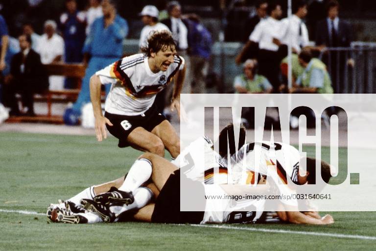 Fussball Weltmeisterschaft 1990 in Italien Endspiel Deutschland - Argentinien 1 : 0 Jubel nach dem 1: 0 - Guido Buchwald, am Boden Pierre Littbarski, Berthold, Kohler darunter Andreas Brehme, Rom Italien