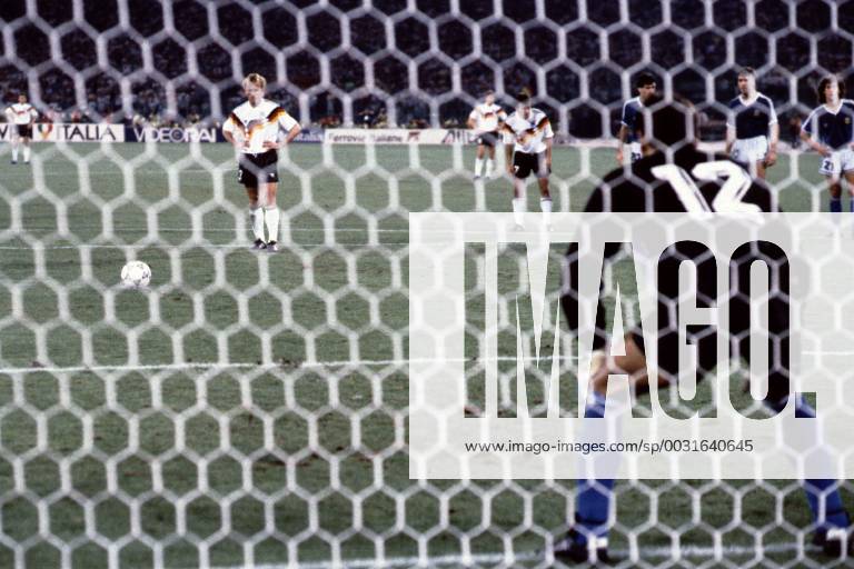 Fussball Weltmeisterschaft 1990 in Italien Endspiel Deutschland - Argentinien 1 : 0 Elfmeter f?r Deutschland - Andreas Brehme erzielt das 1 . 0 f?r Deutschland - im Tor Sergio Goycochea, Rom Italien