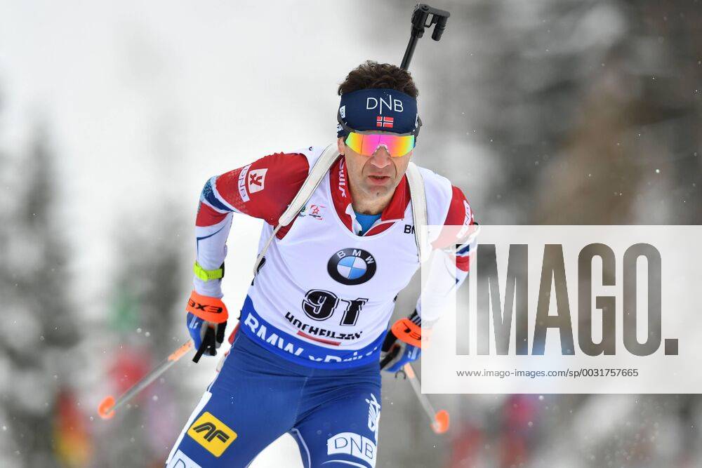Ole Einar BJOERNDALEN (NOR), Aktion,Einzelbild,angeschnittenes Einzelmotiv,Halbfigur,halbe Figur. 10 km Sprint der Herren,Maenner. IBU Biathlon Weltcup 2017 am 08.12.2017 in Hochfilzen Pillersse,Saison 2017 18.