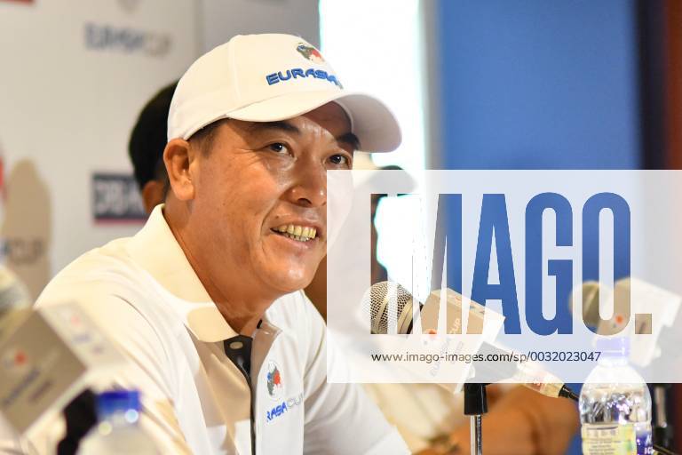 (180109) -- KUALA LUMPUR, Jan.9, 2018 -- Zhang Lianwei, vice captain of Team Asia, speaks at a press conference PK Pressekonferenz of the EurAsia Cup at the Glenmarie Golf and Country Club in Kuala Lumpur, Malaysia, Jan. 9, 2018. This year s EurAsia Cup will take place at the Glenmarie Golf and Country Club from Jan. 12 to Jan. 14, 2018. ) (SP)MALAYSIA-KUALA LUMPUR-GOLF-EURASIA CUP-PRESS CONFERENCE ChongxVoonxChung