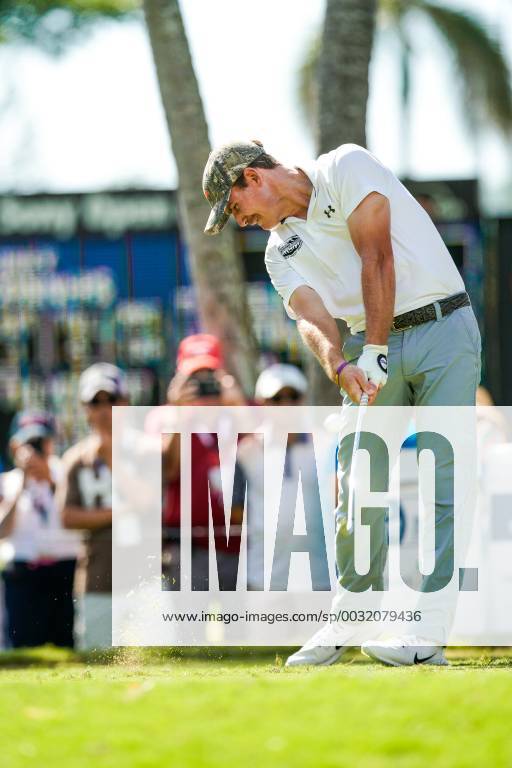 Honolulu, Hawaii: John Peterson hits his tee shot on the 4th hole during the third round play at the Sony Open at Waialae Country Club in Honolulu, Hawaii. CSM PGA Golf Herren Golf 2018: Sony Open JAN13 - ZUMAc04_ 20180113_zaf_c04_196