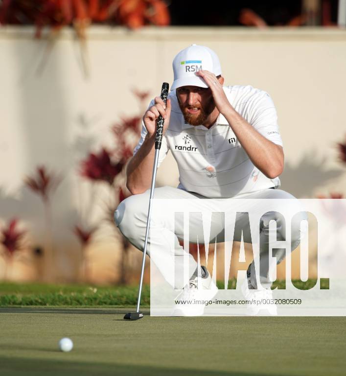 Chris Kirk lines up his putt on the 16th during the third round of the 20th anniversary of the Sony Open at the Waialae Country Club in Honolulu, Hawaii - CSM PGA Golf Herren Golf: Sony Open JAN13 - ZUMAc04_ 20180113_zaf_c04_400