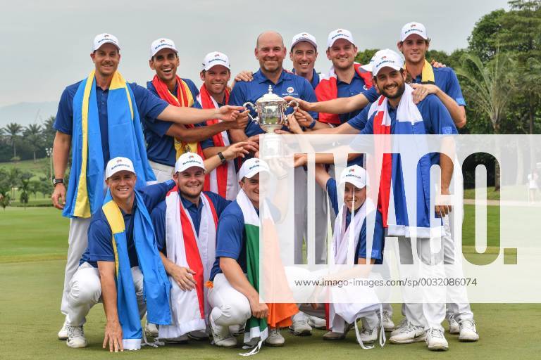 (180114) -- KUALA LUMPUR, Jan. 14, 2018 -- Members of Team Europe pose with the trophy after winning the EurAsia Cup 2018 at the Glenmarie Golf and Country Club in Kuala Lumpur, Malaysia, on Jan. 14, 2018. Team Europe won 14-10. ) (SP)MALAYSIA-KUALA LUMPUR-GOLF-EURASIA CUP-FINAL ChongxVoonxChung