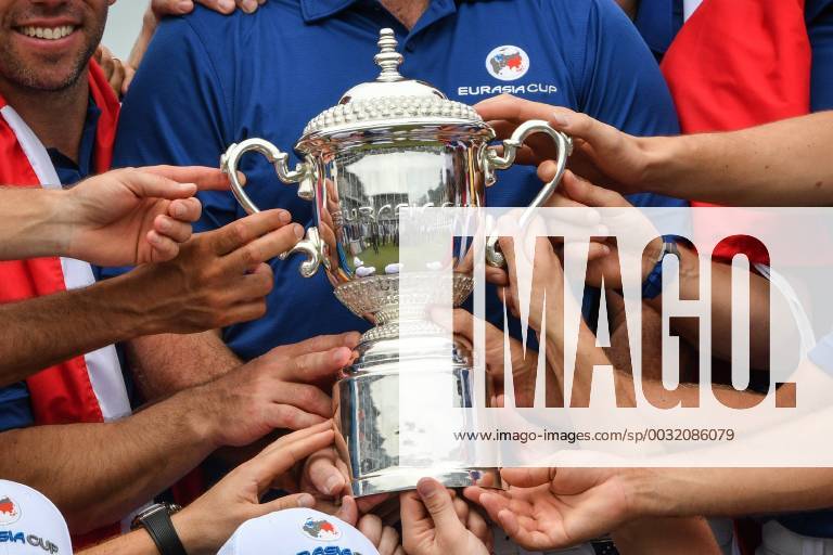 (180114) -- KUALA LUMPUR, Jan. 14, 2018 -- Members of Team Europe pose with the trophy after winning the EurAsia Cup 2018 at the Glenmarie Golf and Country Club in Kuala Lumpur, Malaysia, on Jan. 14, 2018. Team Europe won 14-10. ) (SP)MALAYSIA-KUALA LUMPUR-GOLF-EURASIA CUP-FINAL ChongxVoonxChung