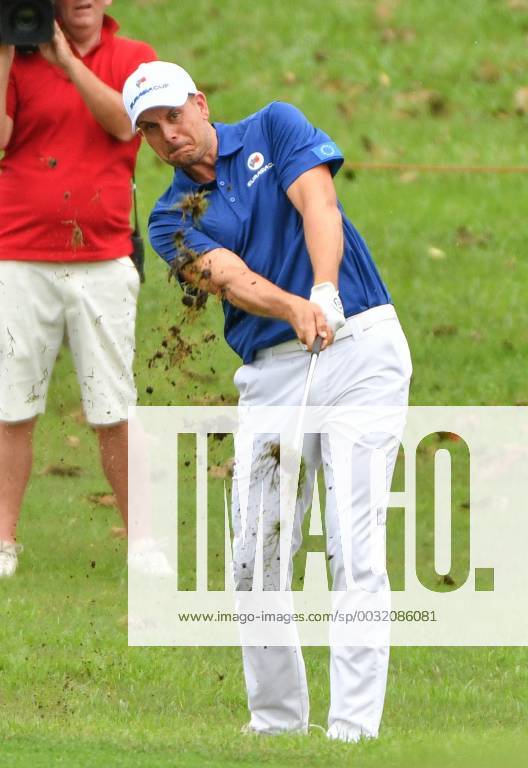 (180114) -- KUALA LUMPUR, Jan. 14, 2018 -- Team Europe s Henrik Stenson competes during the EurAsia Cup 2018 at the Glenmarie Golf and Country Club in Kuala Lumpur, Malaysia, on Jan. 14, 2018. Team Europe won 14-10. ) (SP)MALAYSIA-KUALA LUMPUR-GOLF-EURASIA CUP-FINAL ChongxVoonxChung