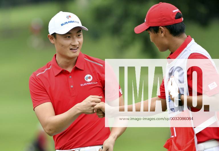 (180114) -- KUALA LUMPUR, Jan. 14, 2018 -- Team Asia s Li Haotong (L) reacts during the EurAsia Cup 2018 at the Glenmarie Golf and Country Club in Kuala Lumpur, Malaysia, on Jan. 14, 2018. Team Europe won 14-10. ) (SP)MALAYSIA-KUALA LUMPUR-GOLF-EURASIA CUP-FINAL ChongxVoonxChung