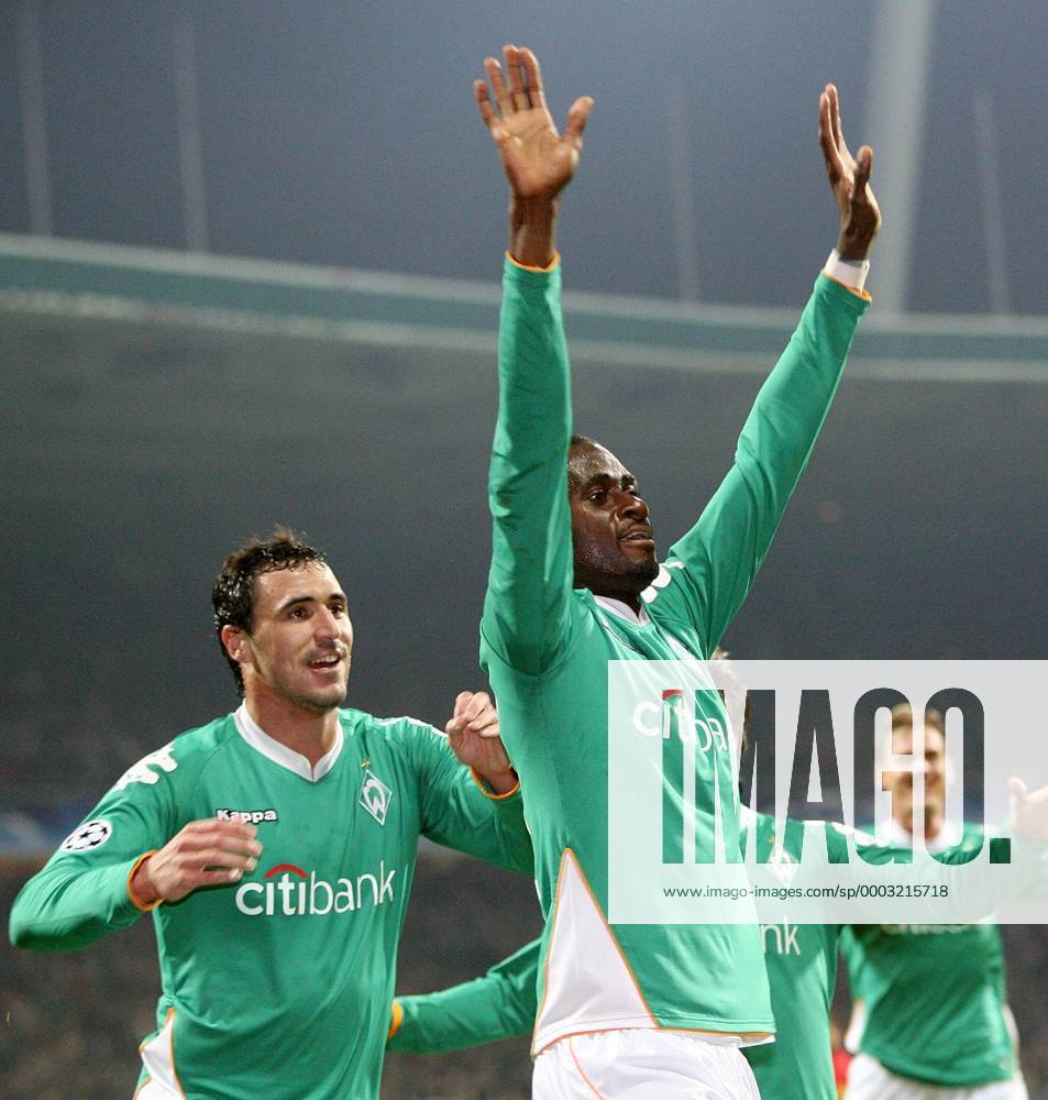 Boubacar Sanogo (vorn) und Hugo Almeida (li., beide Bremen) - Torjubel Fußball EC 1 Herren Champions League 2007 2008, SV Werder Bremen Gruppe Bremen Freude, Fußball EC 1 Herren Champions League 2007 2008, SV Werder Bremen Gruppe Bremen Freude,