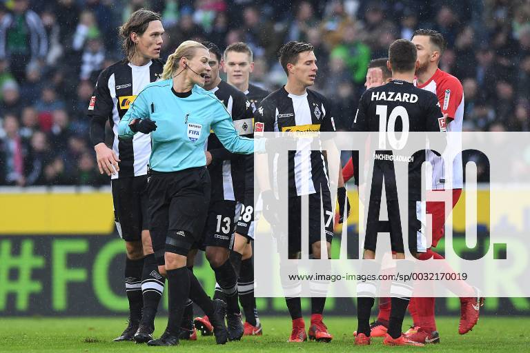 Themen der Woche - SPORT Fußball 1. Bundesliga 19. Spieltag Borussia Mönchengladbach - FC Augsburg am 20.01.2018 im Borussia-Park in Mönchengladbach FIFA-Schiedsrichterin Bibiana Steinhaus, vorne
