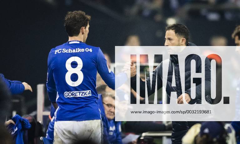 - SPORT Gelsenkirchen, 21.01.2018 Trainer Domenico Tedesco (S04) bedankt sich bei Leon Goretzka (S04) FC Schalke 04 - Hannover 96