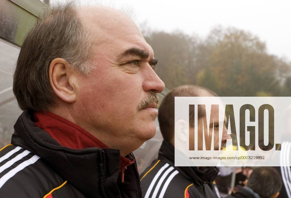 Nationaltrainer Jörg Daniel (Deutschland U17) skeptisch Fußball Länderspiel Herren U 17 EM Qualifikation 2007, Nationalteam, Junioren Porträt Heidenheim Fußball Länderspiel Herren U 17 EM Qualifikation 2007, Nationalteam, Junioren Porträt Heidenheim