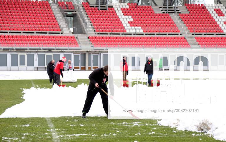 - SPORT Fußball, 3. Liga, Schneeräumen vor Rot-Weiß Erfurt - 1. FC Magdeburg GER, 3.Liga, FC Rot Weiss Erfurt - Schneeräumung Stadion 22.01.2018 , Erfurt, Steigerwaldstadion, Arena Erfurt, GER, 3.Liga, Saison 2017 2018, 22.Spieltag, FC Rot Weiss Erfurt vs 1.FC Magdeburg im Bild der RWE hat die Fans gebeten, bei der Schneeräumung im Stadion zu helfen, die freiwilligen Helfer kämpfen sich durch die Schneemassen und transportieren den Schnee mit Folien vom Platz