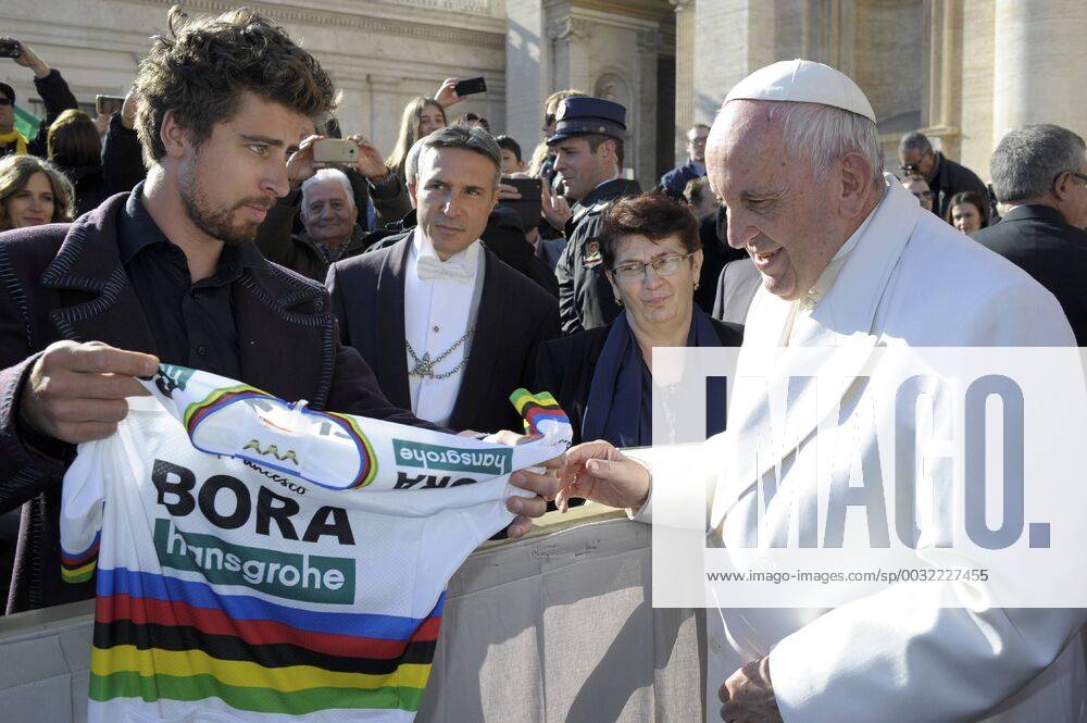 - SPORT Radsport, Peter Sagan schenkt Papst Franziskus Fahrrad und Weltmeistertrikot NO FRANCE - NO SWITZERLAND: January 24, 2018 : Peter Sagan, 2017 cycling world champion, gives a bicycle to the pope Pope Francis weekly general audience, Vatican. . NOT FOR SALE FOR MARKETING OR ADVERTISING CAMPAIGNS.
