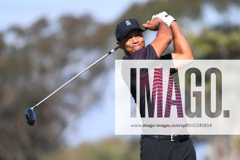 SAN DIEGO, CA - JANUARY 25: Tiger Woods hits from the 5th hole tee on the South Course during the first round of the Farmers Insurance Open golf tournament at Torrey Pines Municipal Golf Course on January 25, 2018. (Photo by Brian Rothmuller Icon Sportswire) GOLF: JAN 25 PGA Golf Herren - Farmers Insurance Open Icon180125001