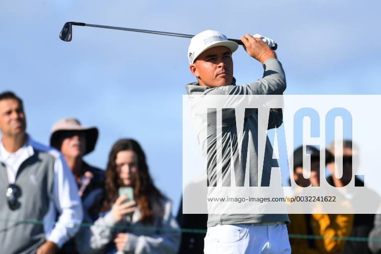 SAN DIEGO, CA - JANUARY 25: Rickie Fowler ties off on the 11th hole on the North Course during the first round of the Farmers Insurance Open golf tournament at Torrey Pines Municipal Golf Course on January 25, 2018. (Photo by Brian Rothmuller Icon Sportswire) GOLF: JAN 25 PGA Golf Herren - Farmers Insurance Open Icon180125007