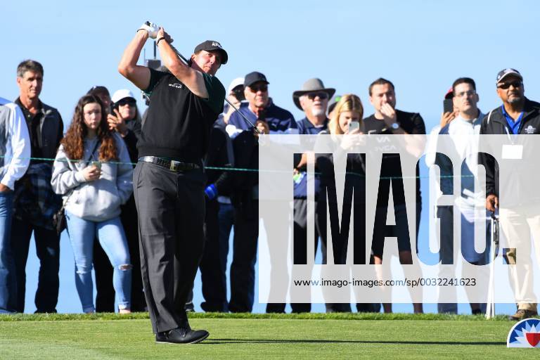 SAN DIEGO, CA - JANUARY 25: Phil Mickelson ties off on the 11th hole on the North Course during the first round of the Farmers Insurance Open golf tournament at Torrey Pines Municipal Golf Course on January 25, 2018. (Photo by Brian Rothmuller Icon Sportswire) GOLF: JAN 25 PGA Golf Herren - Farmers Insurance Open Icon180125008