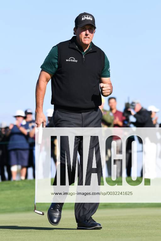 SAN DIEGO, CA - JANUARY 25: Phil Mickelson reacts from his birdie on the 11th hole on the North Course during the first round of the Farmers Insurance Open golf tournament at Torrey Pines Municipal Golf Course on January 25, 2018. (Photo by Brian Rothmuller Icon Sportswire) GOLF: JAN 25 PGA Golf Herren - Farmers Insurance Open Icon180125010