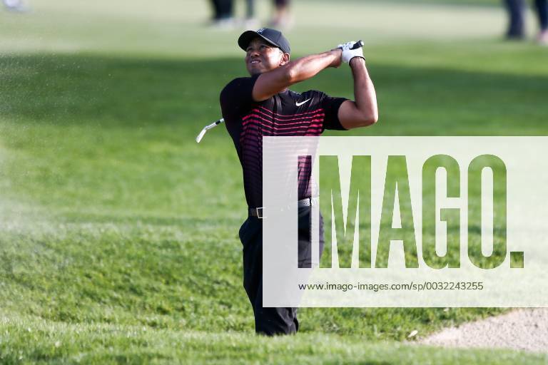 San Diego, California, United States - Tiger Woods hits out of a bunker on the 18th hole during the first round of the 2018 Farmers Insurance Open at Torrey Pines GC. PGA Golf Herren 2018: Farmers Insurance Open - Round 1 - ZUMAw109 20180125_zap_w109_067