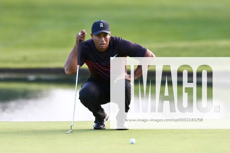 San Diego, California, United States - Tiger Woods lines up a putt on the 18th green during the first round of the 2018 Farmers Insurance Open at Torrey Pines GC. PGA Golf Herren 2018: Farmers Insurance Open - Round 1 - ZUMAw109 20180125_zap_w109_070