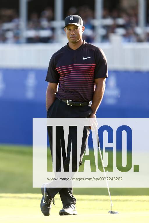 San Diego, California, United States - Tiger Woods waits on the 18th green during the first round of the 2018 Farmers Insurance Open at Torrey Pines GC. PGA Golf Herren 2018: Farmers Insurance Open - Round 1 - ZUMAw109 20180125_zap_w109_073