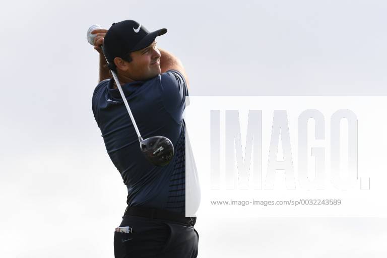 SAN DIEGO, CA - JANUARY 25: Patrick Reed hits from the 12th hole tee on the South Course during the first round of the Farmers Insurance Open golf tournament at Torrey Pines Municipal Golf Course on January 25, 2018. (Photo by Brian Rothmuller Icon Sportswire) GOLF: JAN 25 PGA Golf Herren - Farmers Insurance Open Icon180125027