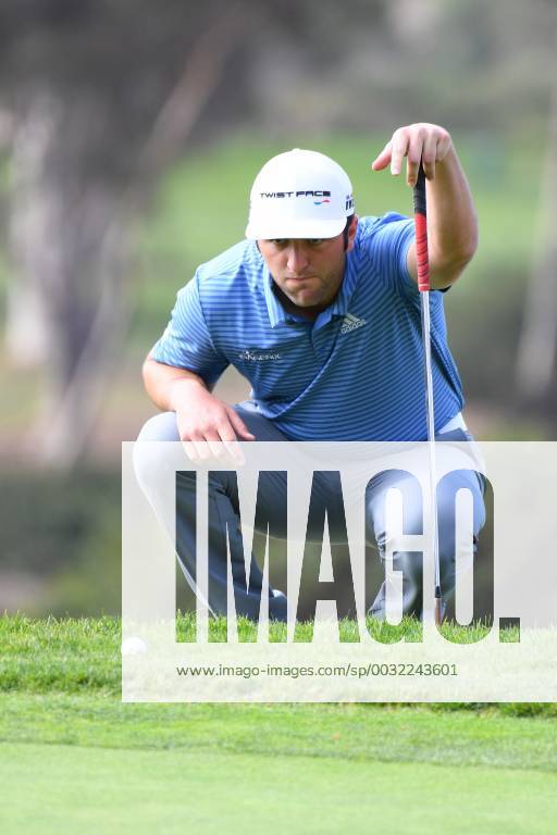 - SPORT SAN DIEGO, CA - JANUARY 25: Jon Rahm eyes his chip o the 9th hole on the South Course during the first round of the Farmers Insurance Open golf tournament at Torrey Pines Municipal Golf Course on January 25, 2018. (Photo by Brian Rothmuller Icon Sportswire) GOLF: JAN 25 PGA Golf Herren - Farmers Insurance Open Icon180125039