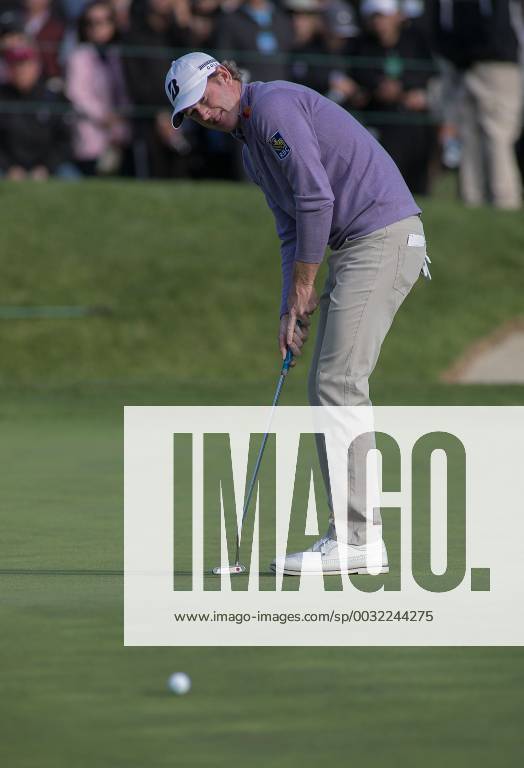La Jolla, California, U.S - Jon Rahm putts at the Farmers Insurance Open on Thursday January 25, 2018 at the Torrey Pines Golf Course in La Jolla, California. 2018 Farmers Insurance Open - ZUMAp124 20180125_zaa_p124_010