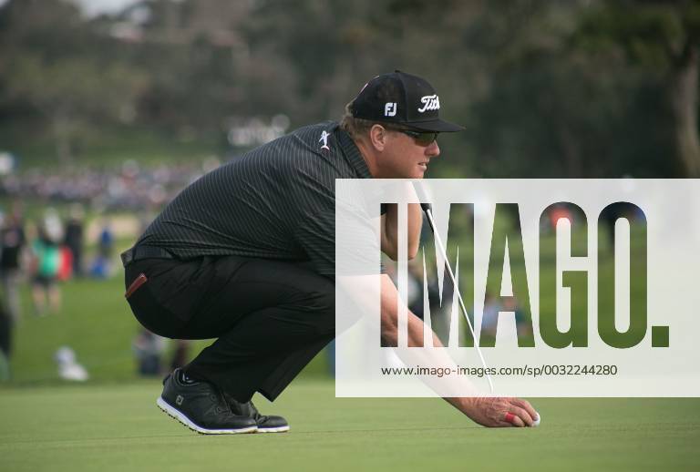 La Jolla, California, U.S - Charley Hoffman reads the green at the Farmers Insurance Open on Thursday January 25, 2018 at the Torrey Pines Golf Course in La Jolla, California. JAVIER ROJAS PI 2018 Farmers Insurance Open - ZUMAp124 20180125_zaa_p124_015