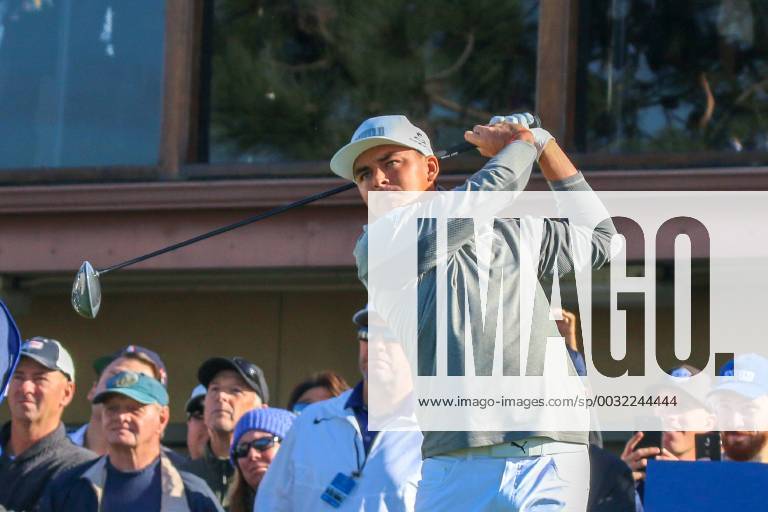 Rickie Fowler hits off the 1st tee during the first round of the Farmers Insurance Open at Torrey Pines in San Diego, California on January 25, 2018. SDP2018012501 HOWARDxSHEN