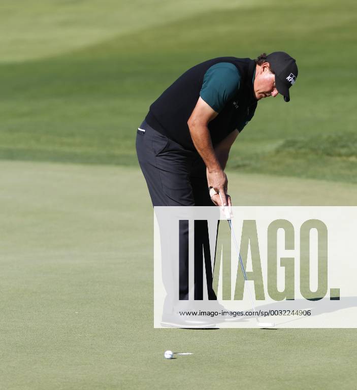 San Diego, CA, USA - Phil Mickelson misses a short putt on the 18th hole of Torrey Pines north course on January 25, 2018. Golf 2018: Farmers Insurance Open: Round 1 - ZUMAs44_ 20180125_zaf_s44_022
