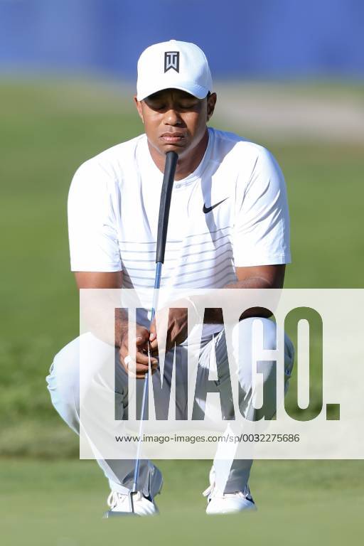 - SPORT January 27, 2018 - San Diego, California, United States - Tiger Woods lines up a putt on the 9th green during the third round of the 2018 Farmers Insurance Open at Torrey Pines GC. Golf 2018: Farmers Insurance Open - Round 3 - ZUMAw109 20180127_zap_w109_105